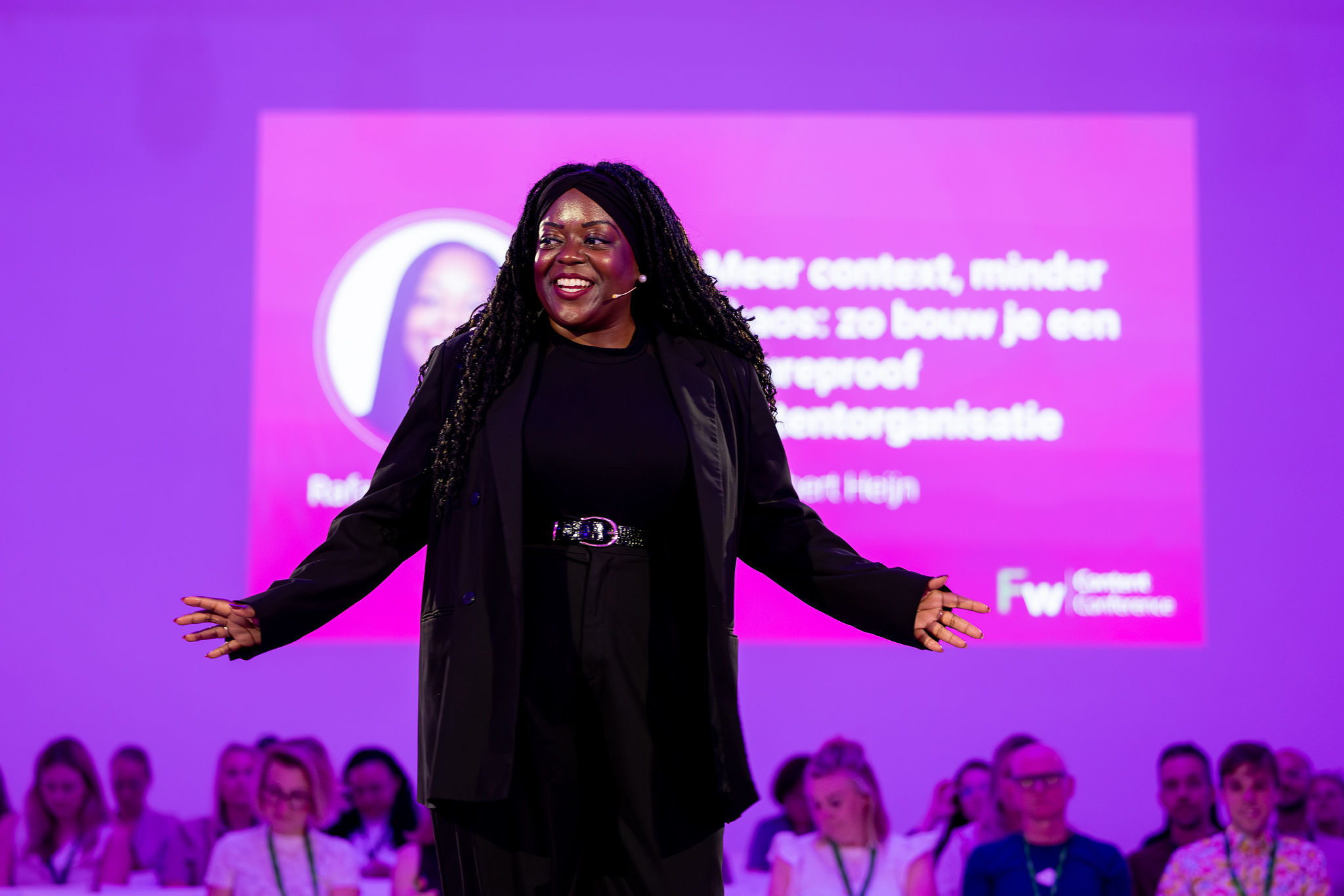Rafa&euml;la Ellensburg spreekt de zaal toe op de Frankwatching Content Conference 2026