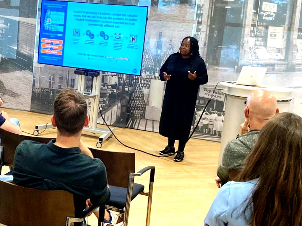 Rafa&euml;la Ellensburg tijdens een interne Content Engineering-sessie bij Albert Heijn