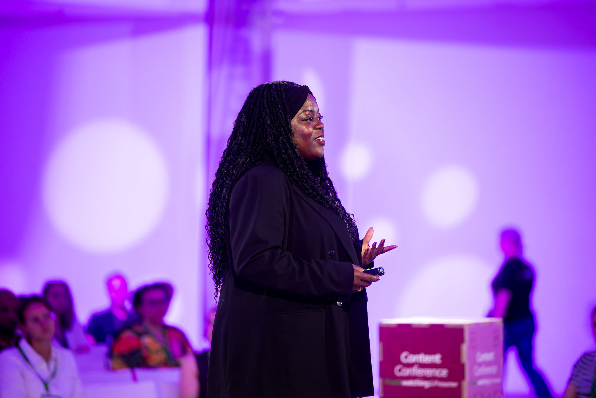 Rafa&euml;la Ellensburg spreekt op het podium van de Frankwatching Content Conference 2026 in de Jaarbeurs Utrecht